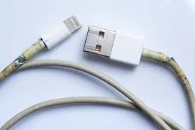 手機充電線出現「4狀況」就該換 專家:恐短路自燃